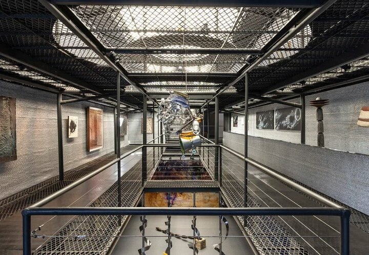 Casa Bola: living inside Eduardo Longo's experiment
