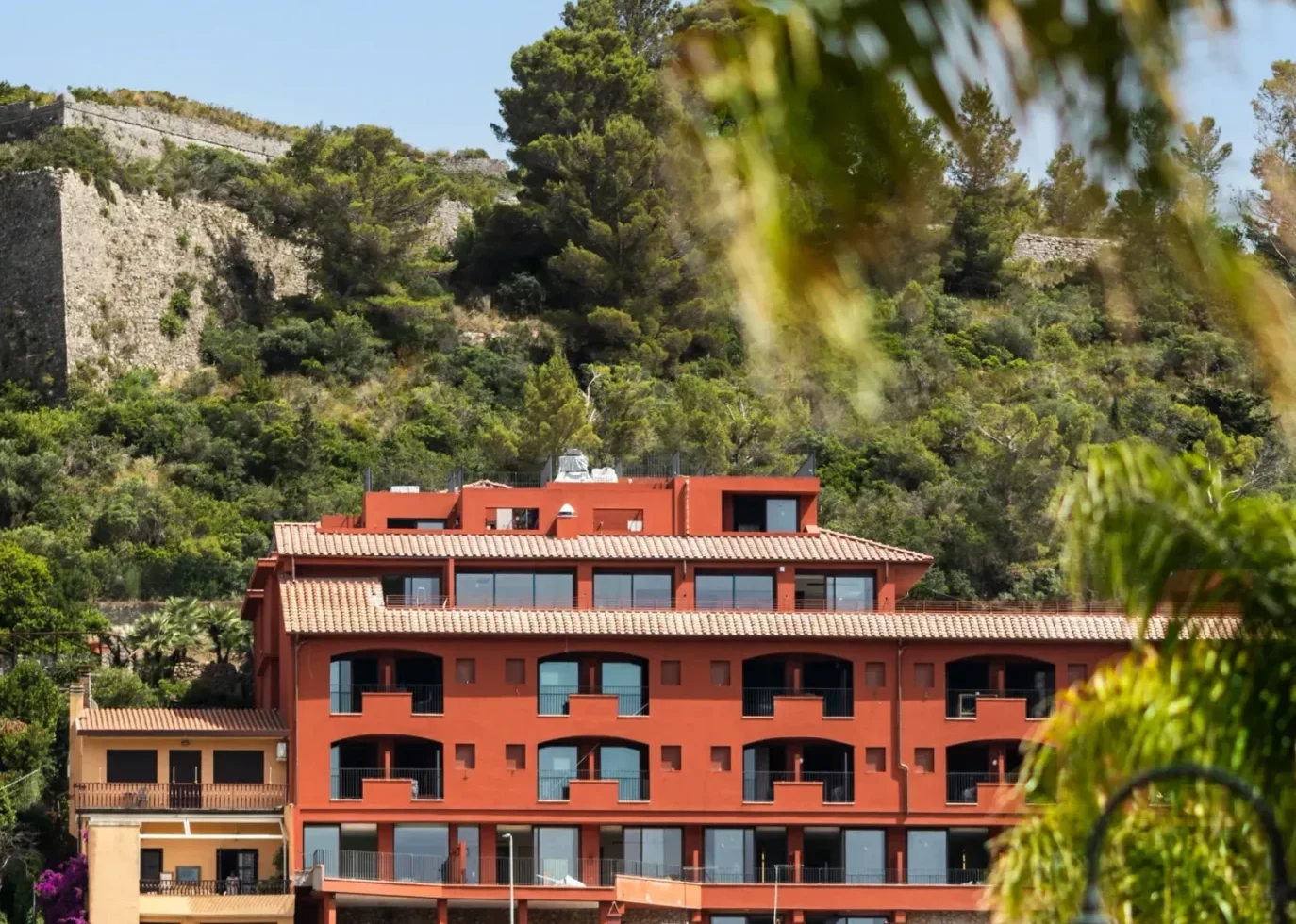 La Roqqa: colour above a Tuscan harbour