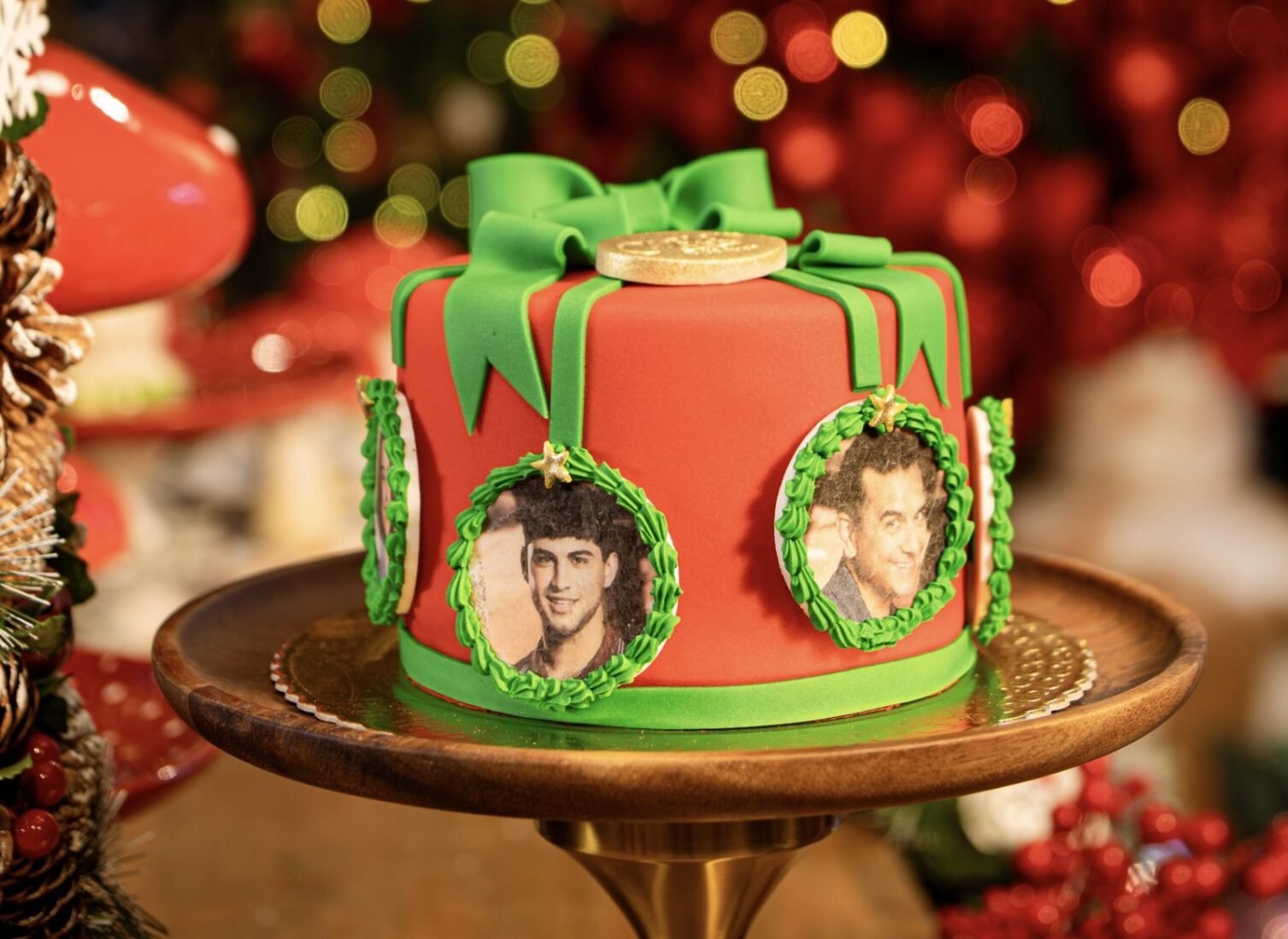 Carlo’s Bakery turns the family photograph into cake decoration