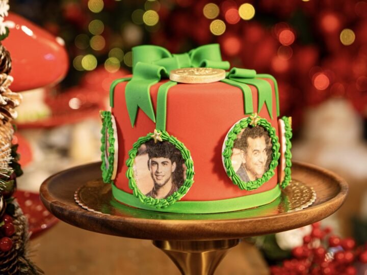 Carlo’s Bakery turns the family photograph into cake decoration