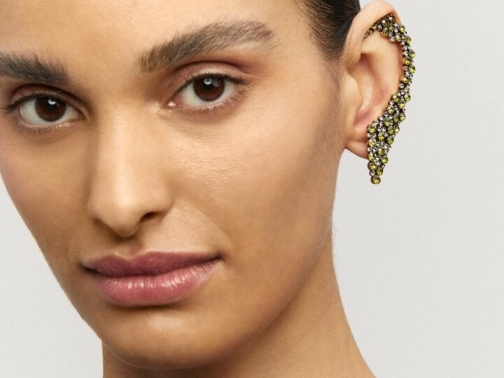 Hector Albertazzi: a cuff drawn around the ear