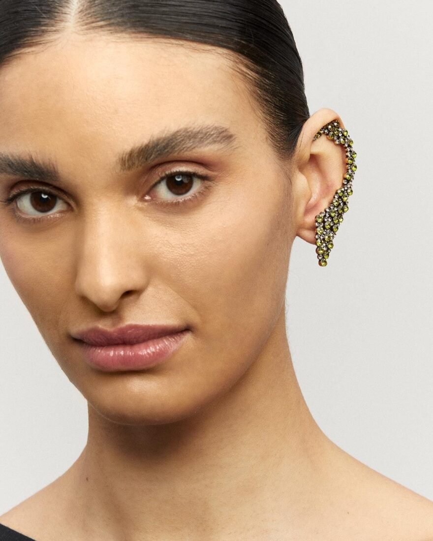 Hector Albertazzi: a cuff drawn around the ear