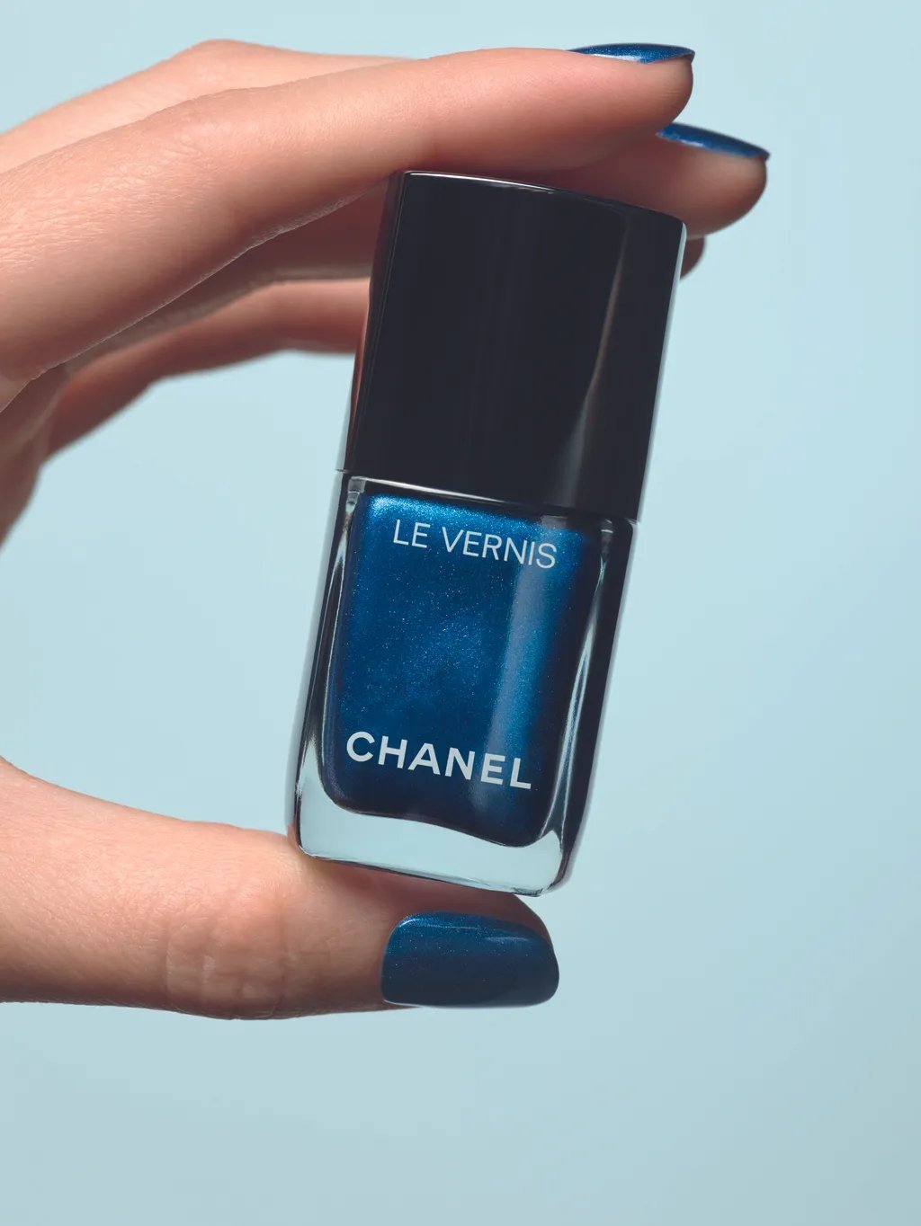 CHANEL Denim: blue moves from fabric to the face