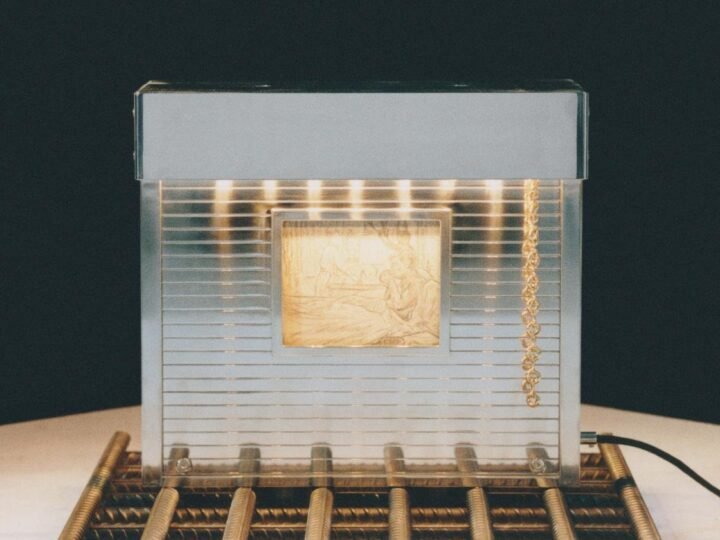 LOEWE Lamps: material becomes light in Milan
