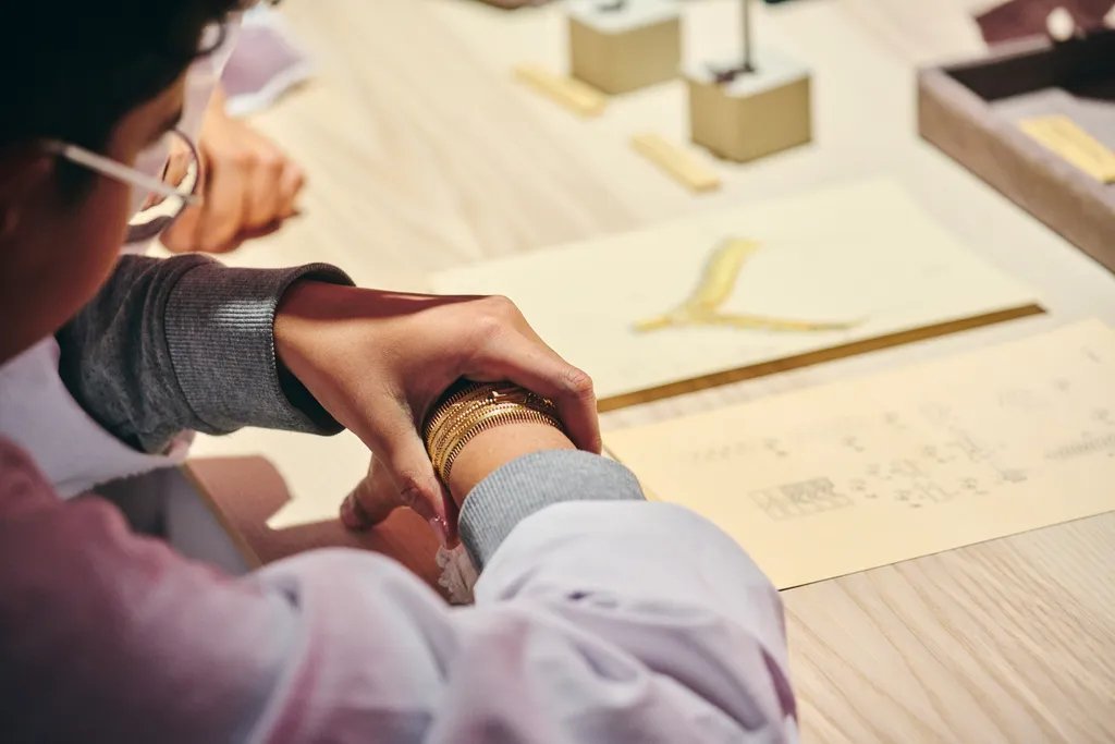 De Mains en mains: Van Cleef & Arpels makes the jewellery professions visible