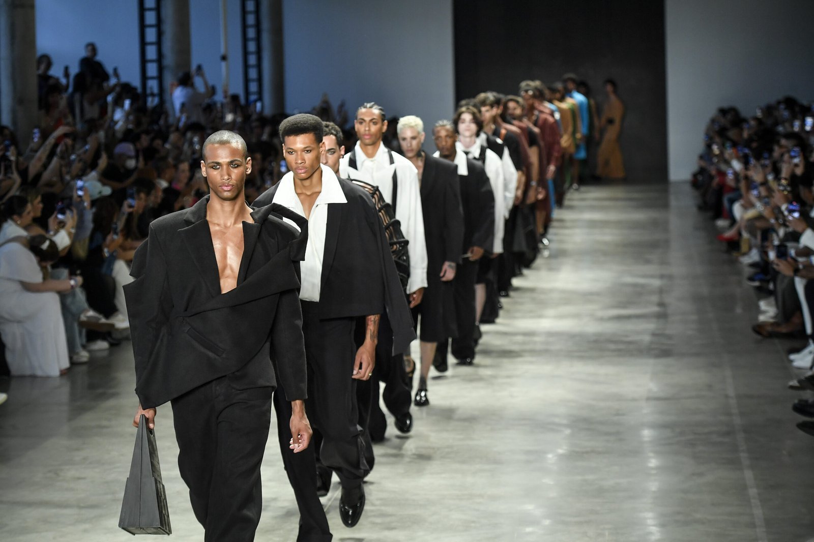 Rafael Caetano: Antonio Cicero through cut and movement