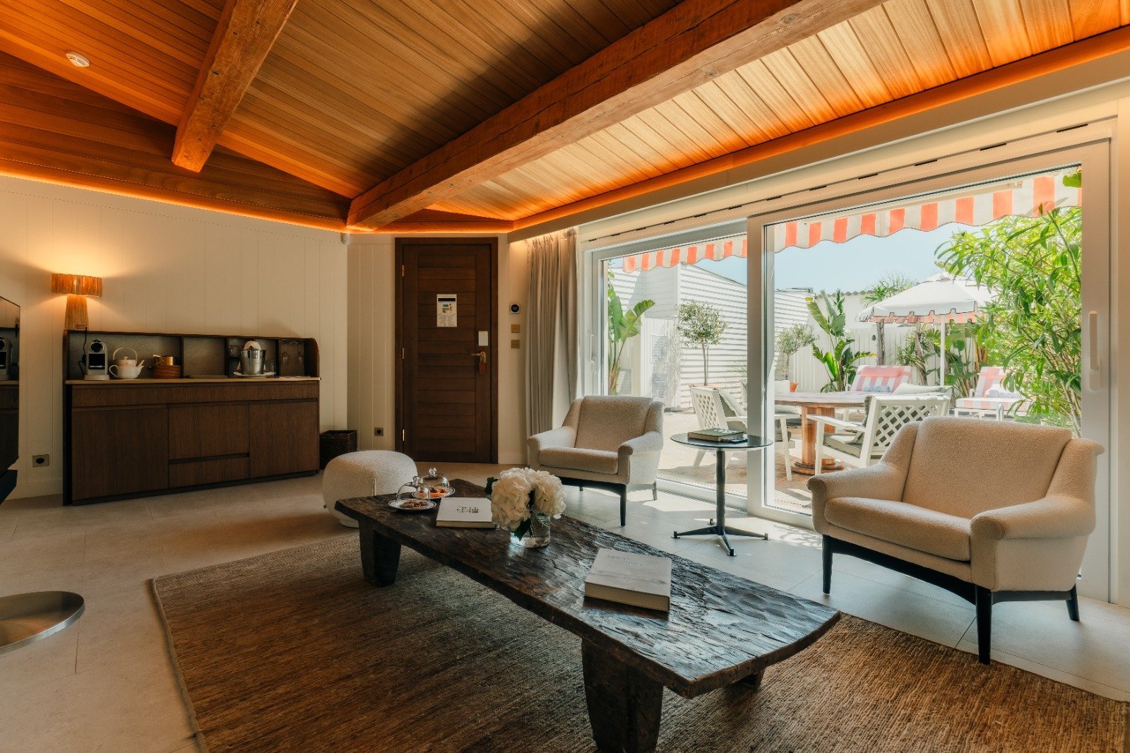 ÉPI 1959. Timber, shutters and a direct connection with the terrace. Photo: Épi 1959.