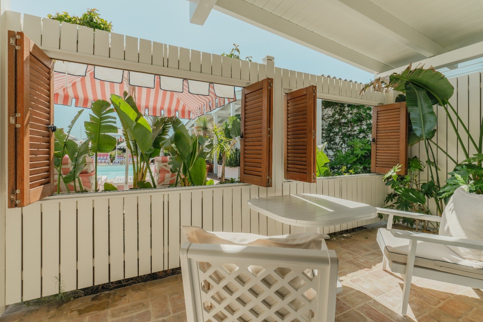 ÉPI 1959. The bungalow terrace opens towards the garden. Photo: Épi 1959.