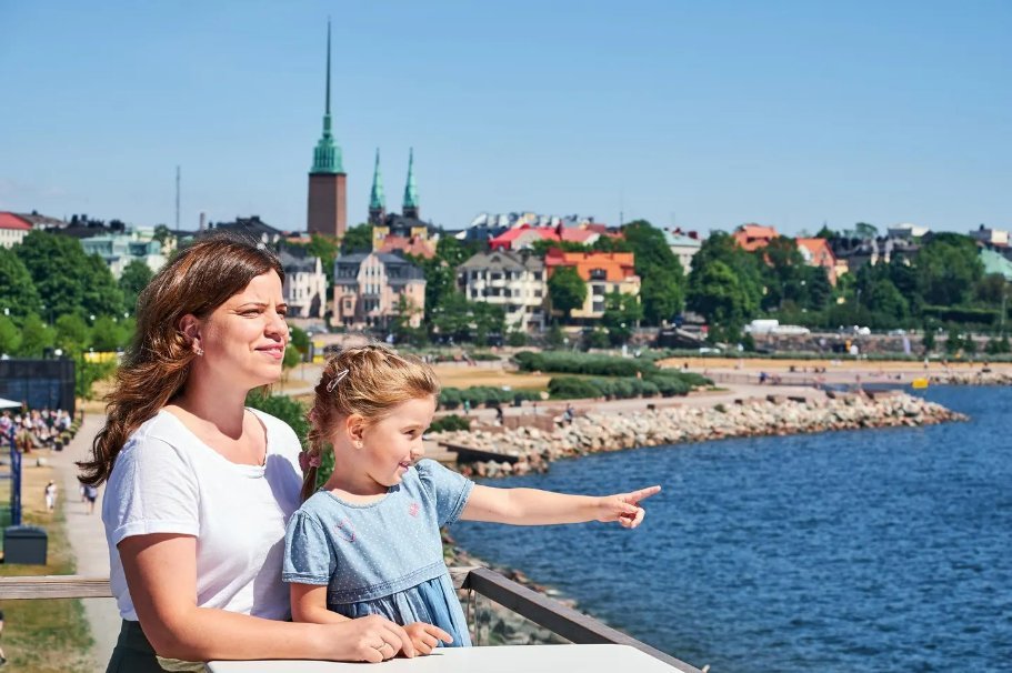 Families and children in an urban public space