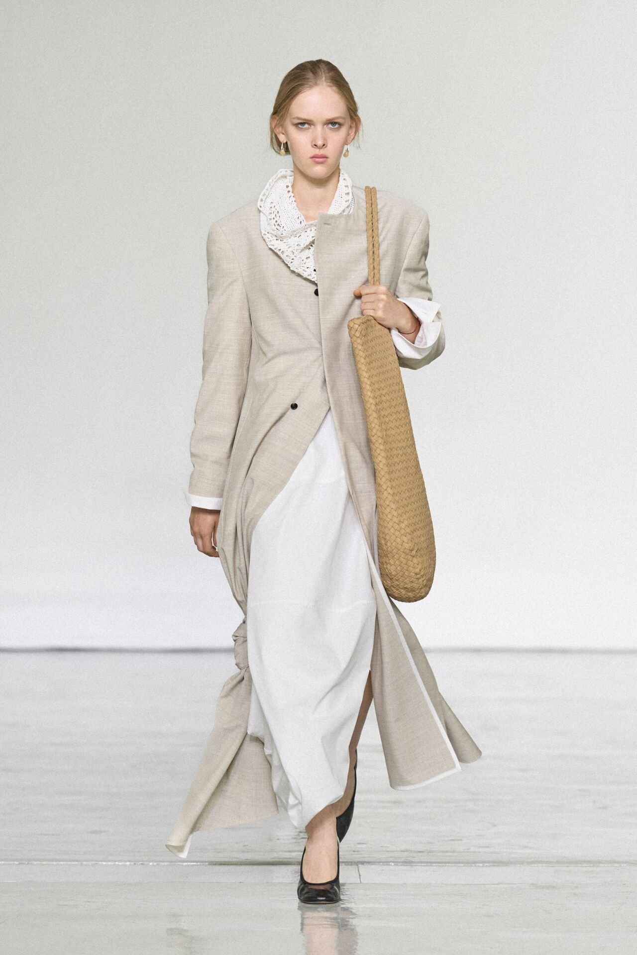 Bottega Veneta Summer 2027, look 1