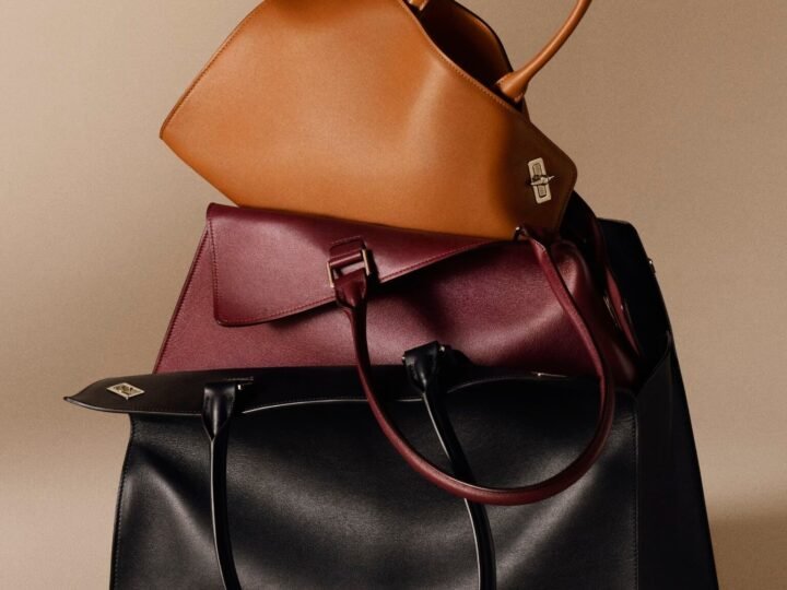 Bolsas Clash de Cartier em caramelo, bordô e preto empilhadas