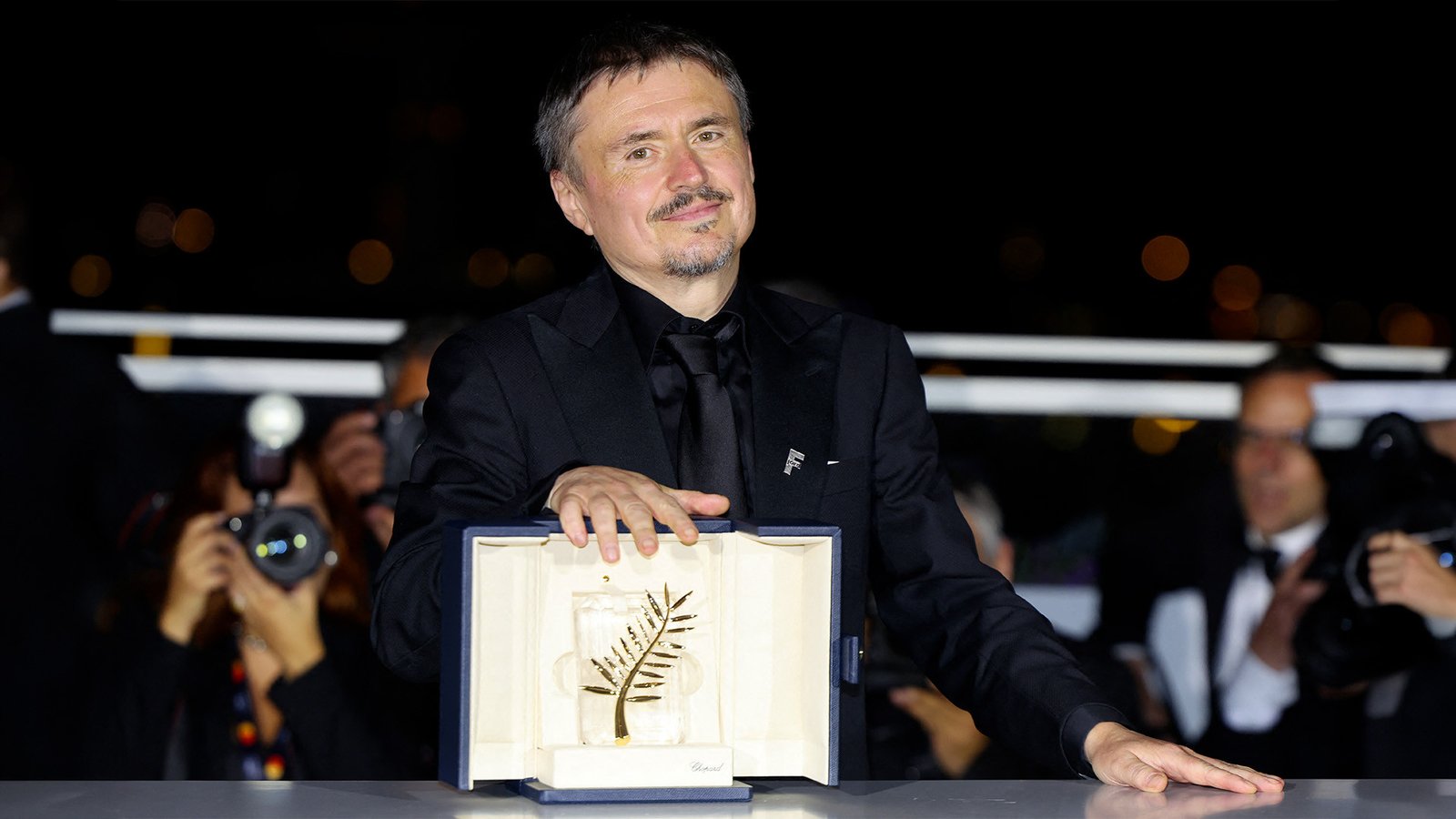 Cristian Mungiu holds the Palme d'Or for Fjord at the 2026 Cannes Film Festival photocall