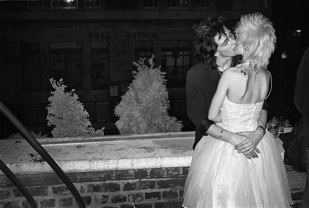 A kissing couple photographed by Derek Ridgers in the early 1980s