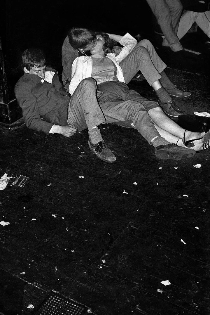 A kissing couple from Derek Ridgers' nightlife archive