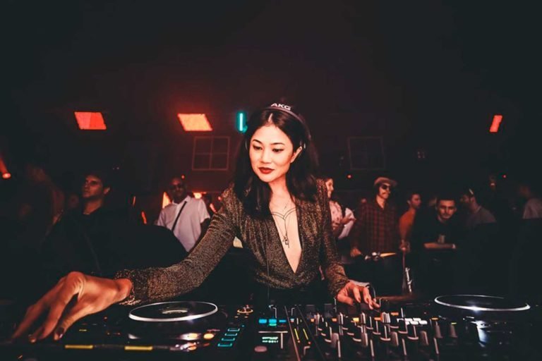 Eli Iwasa performing