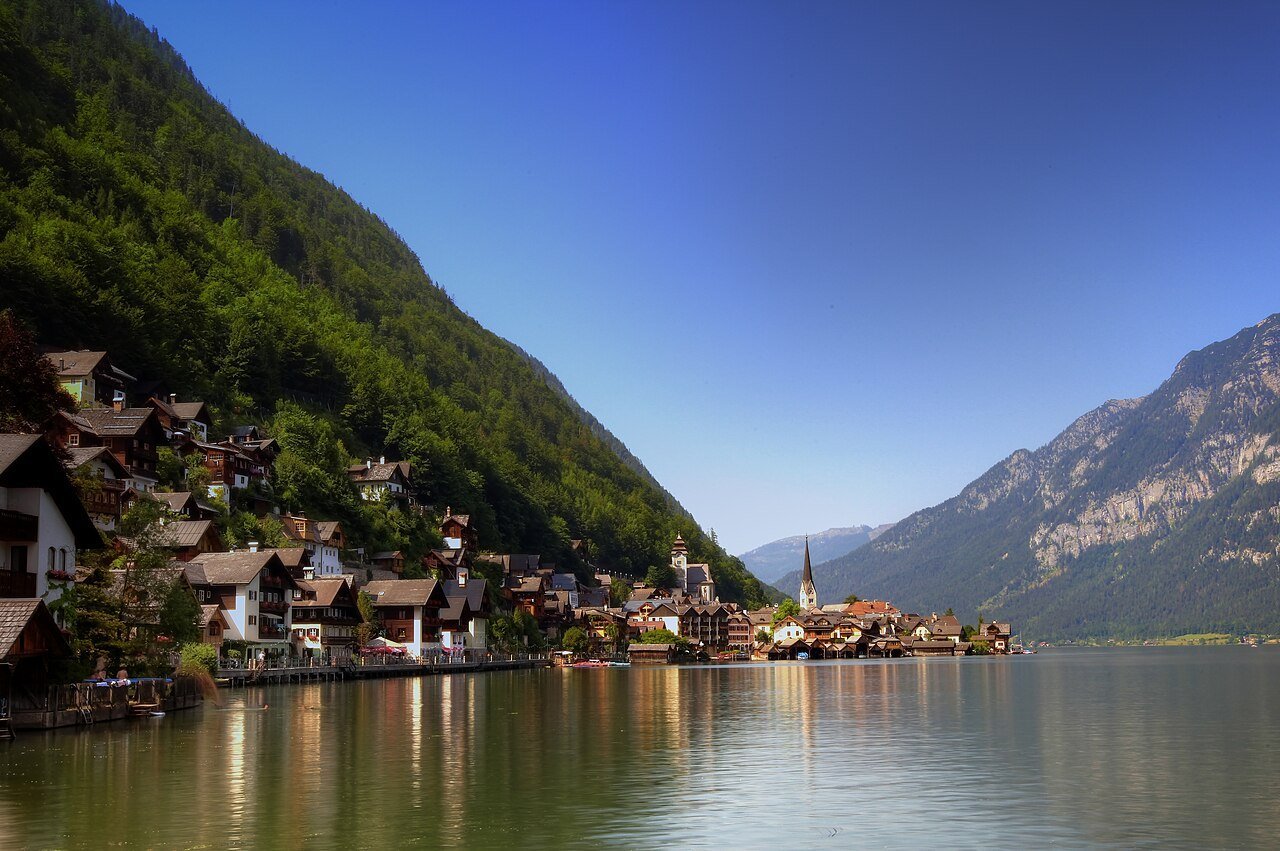 Hallstatt village on the shore of the Hallstätter See, Austria
