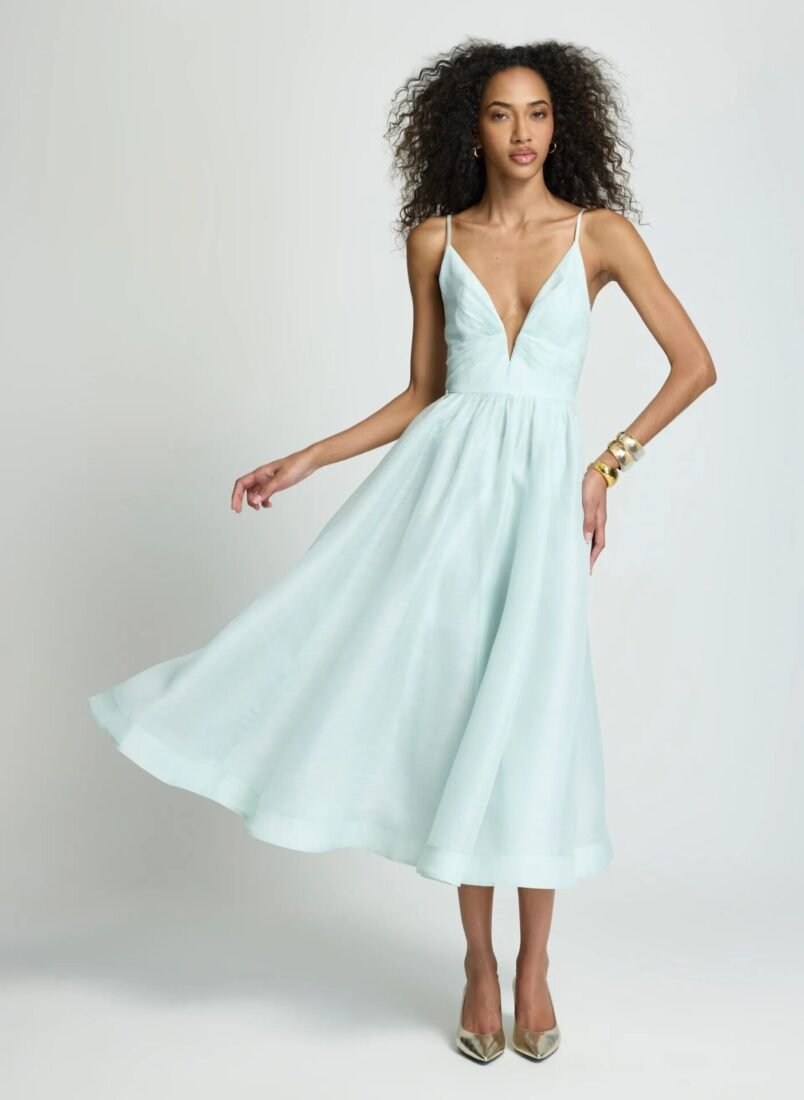 Modelo com vestido midi verde-água de alças finas, LE LIS Alto Verão Spring Feeling
