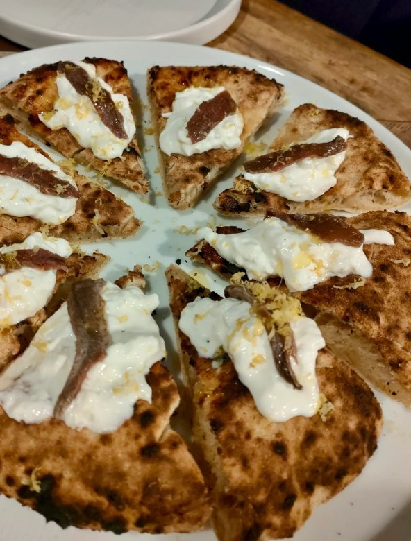 Sourdough pizza at Crosta, Milan
