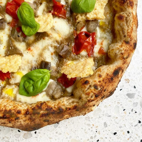 A pizza at Giolina, Milan