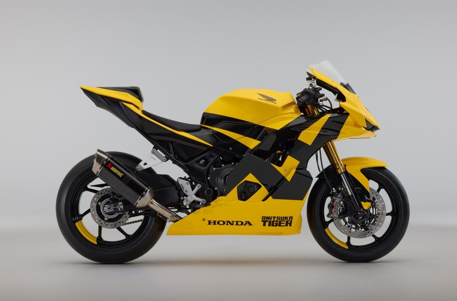 Honda and Onitsuka Tiger: a shared yellow on the runway