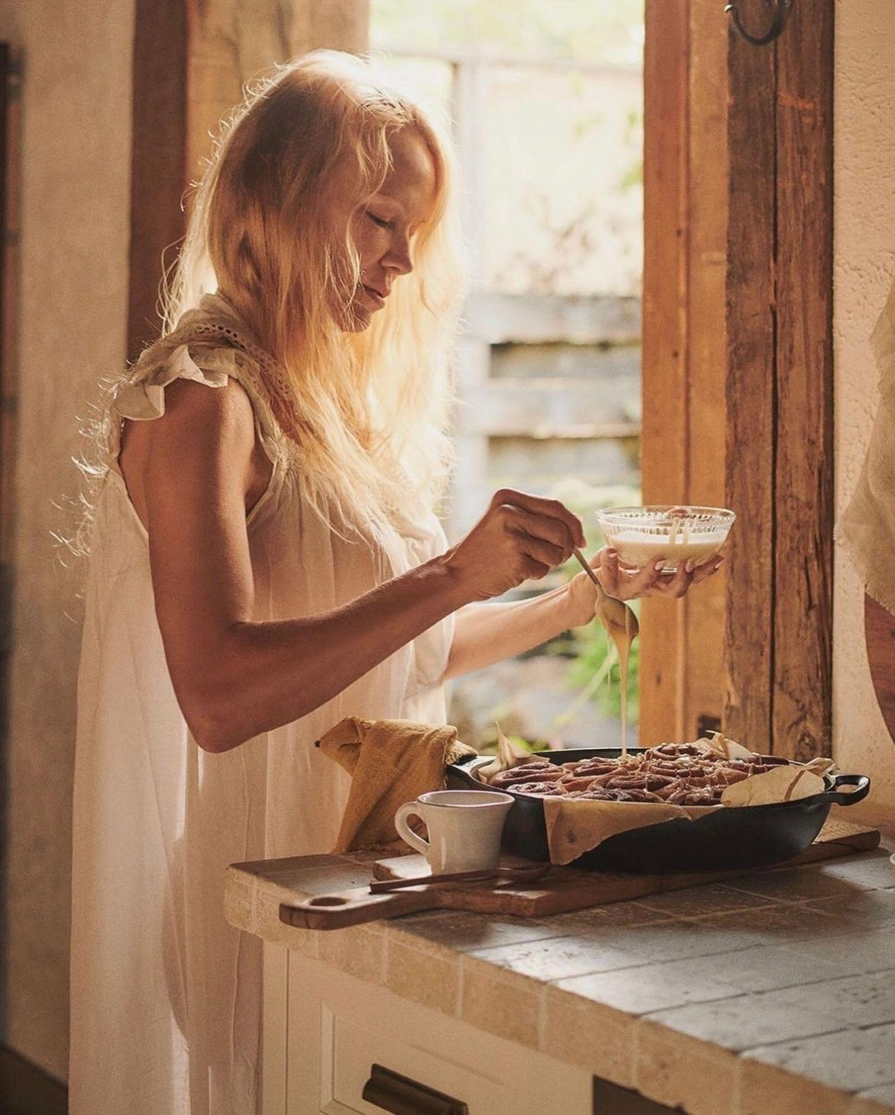 Pamela Anderson, an evening at home