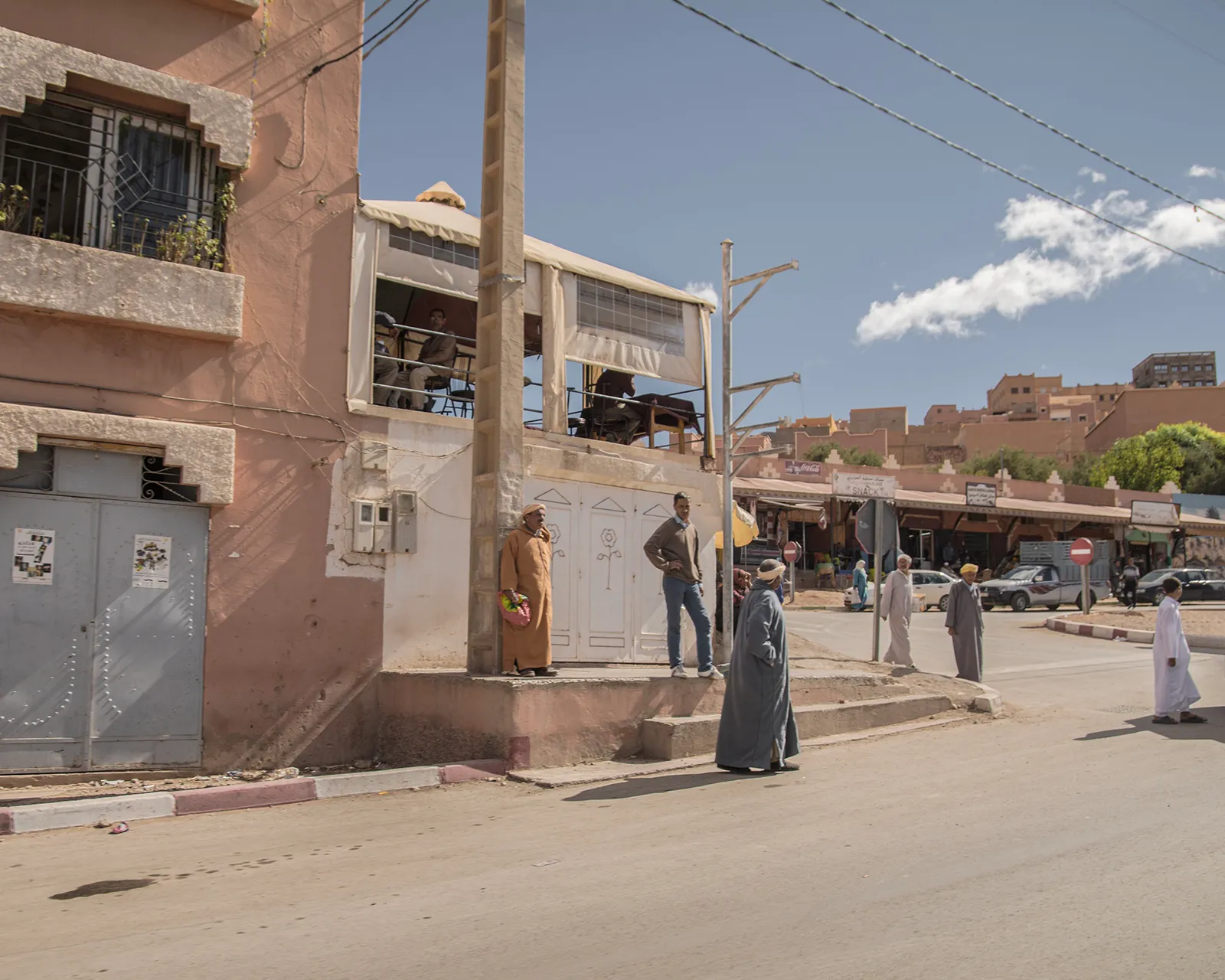 Street corner with a blue facade in Boumalne Dadès