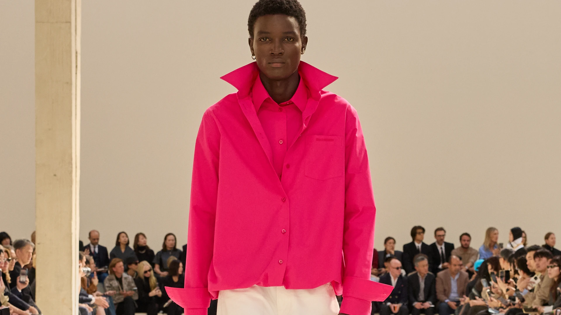 Oversized pink high-collar shirt with white trousers at the Balenciaga Spring/Summer 2027 show, Tennis Club de Paris
