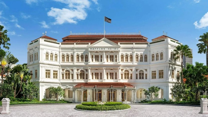 The white façade of Raffles Hotel Singapore