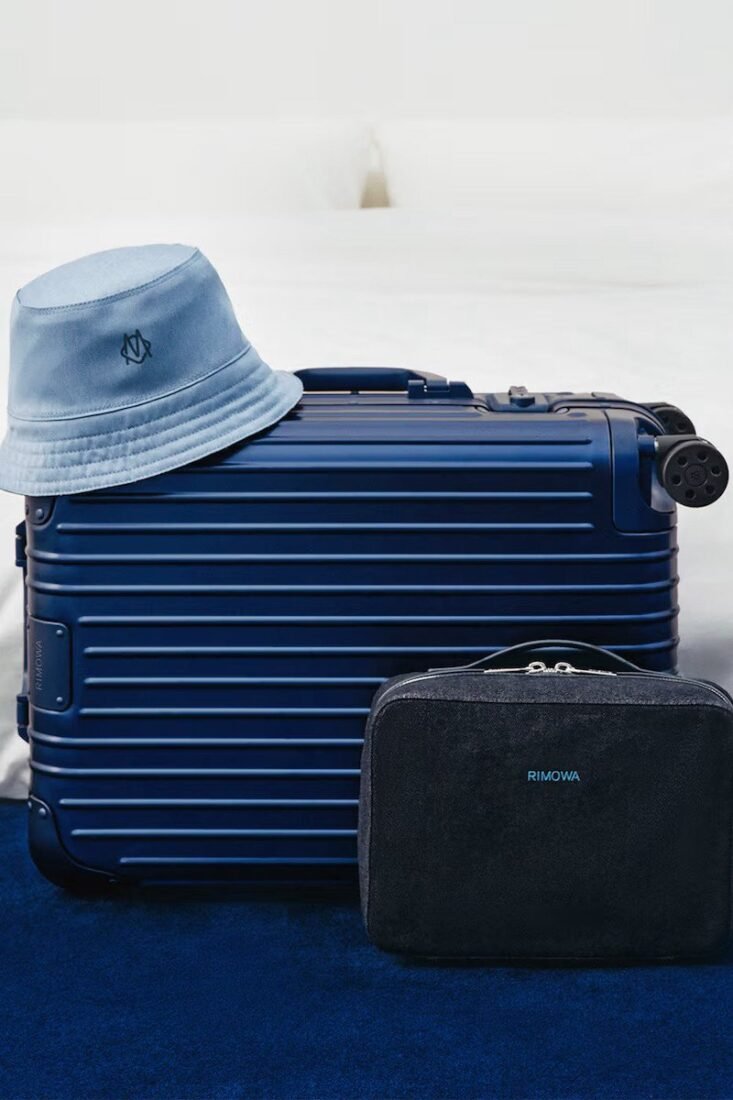 RIMOWA Ink Blue: colour inside the metal