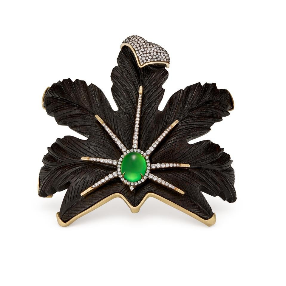 Sacred Leaf bangle in yellow gold with green jadeite and diamonds