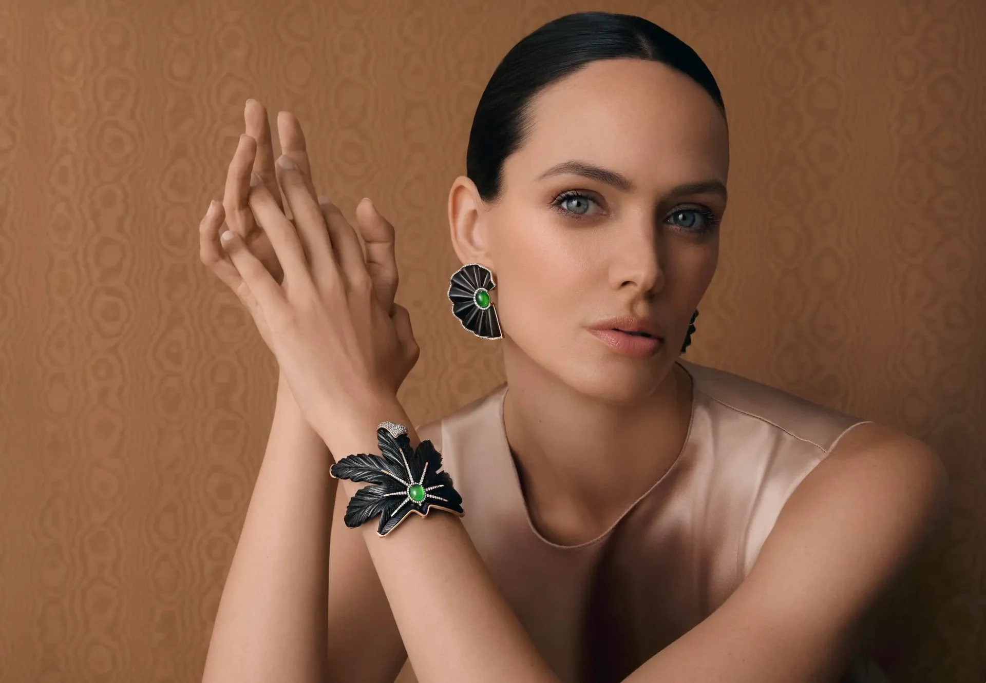 Sacred Leaf bangle and earrings in 18k yellow gold with green jadeite