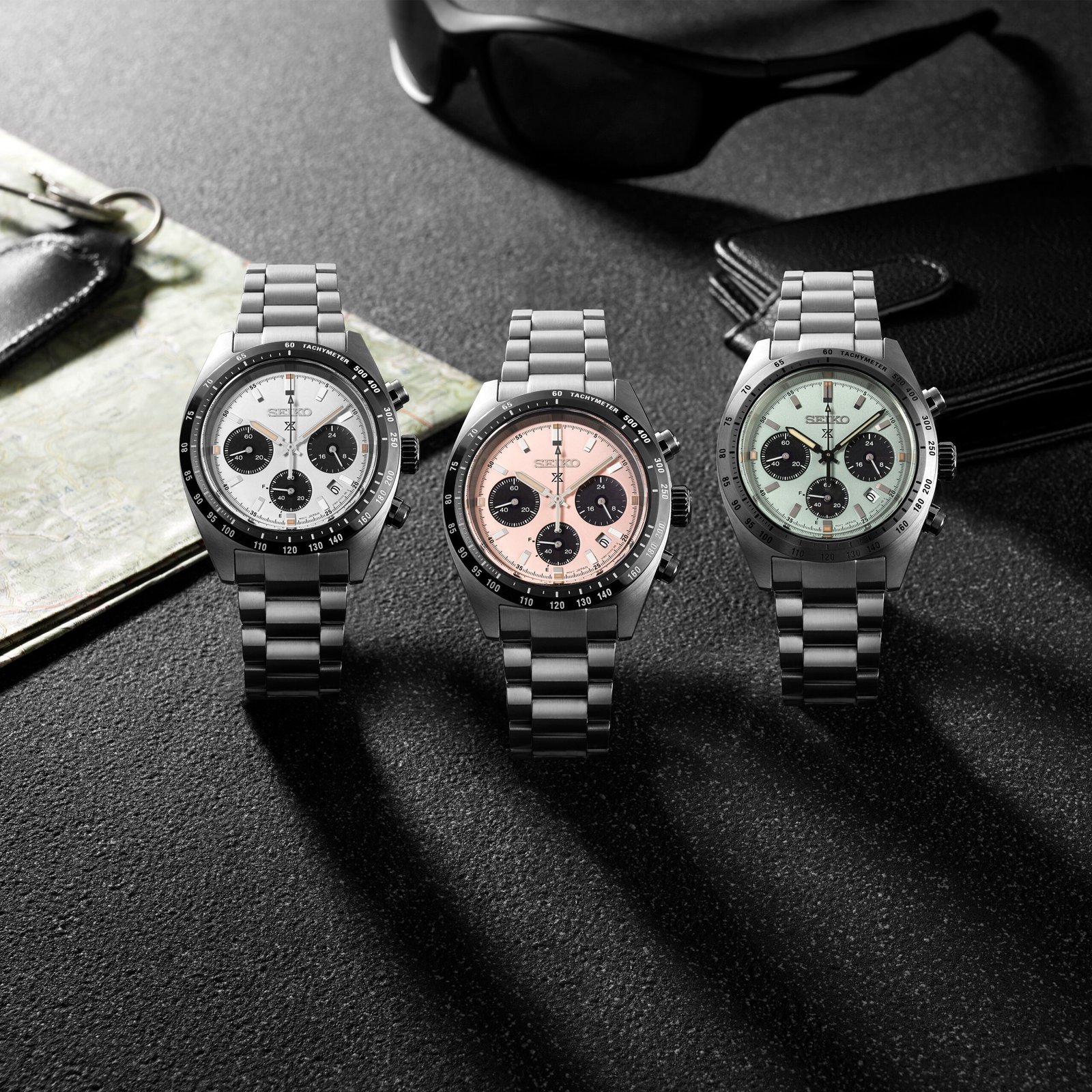 Solar-powered wristwatch with a discreet dial