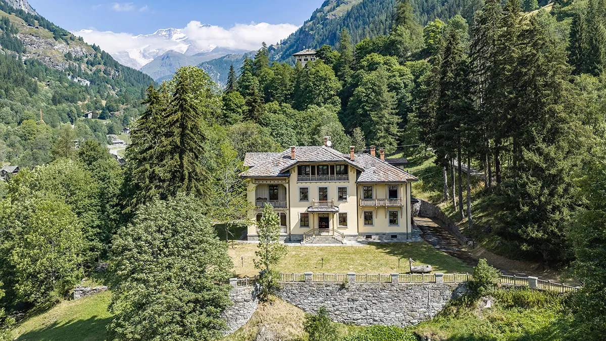 Villa Laubenò among pines in Gressoney-Saint-Jean