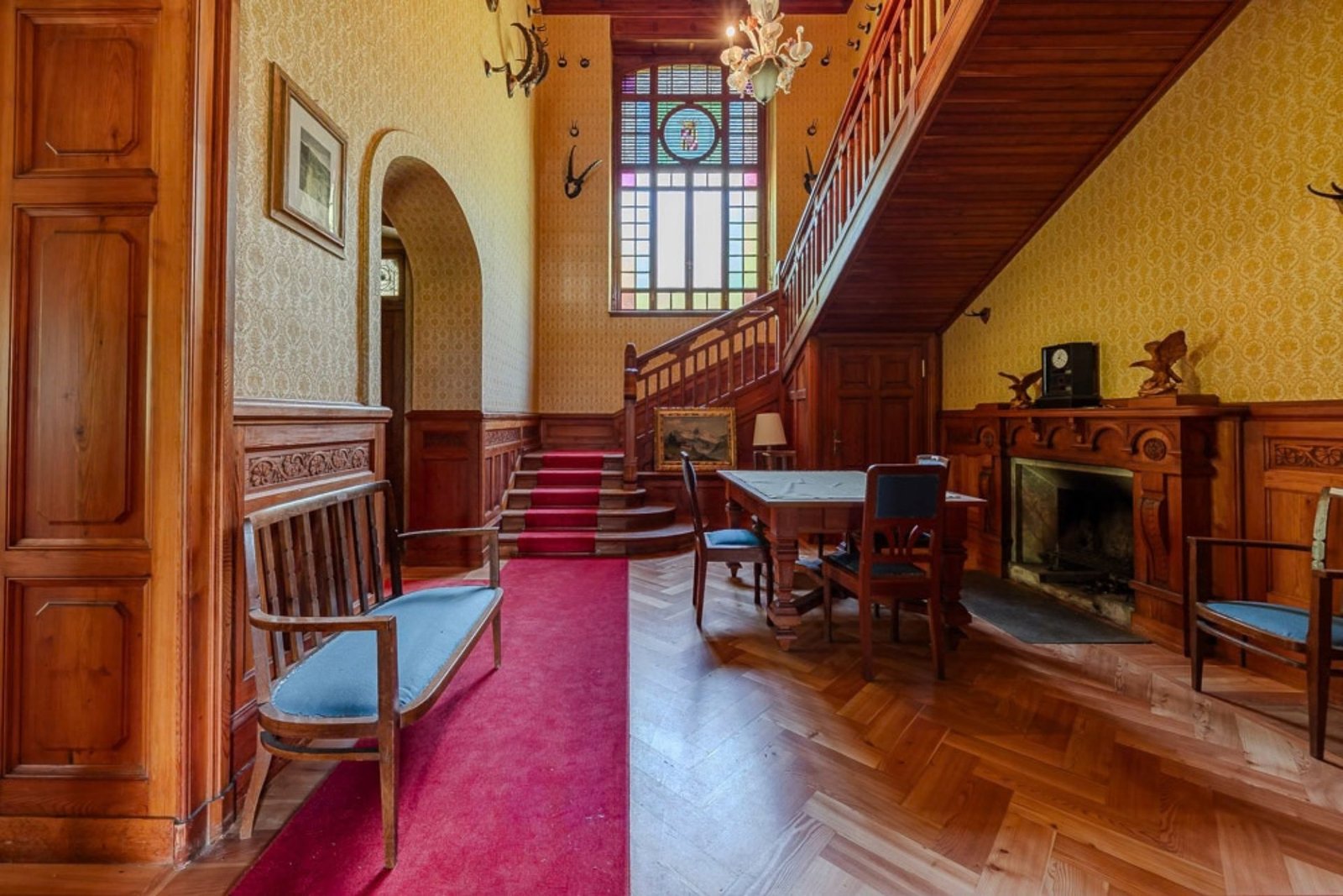 Entrance hall and wooden staircase at Villa Laubenò