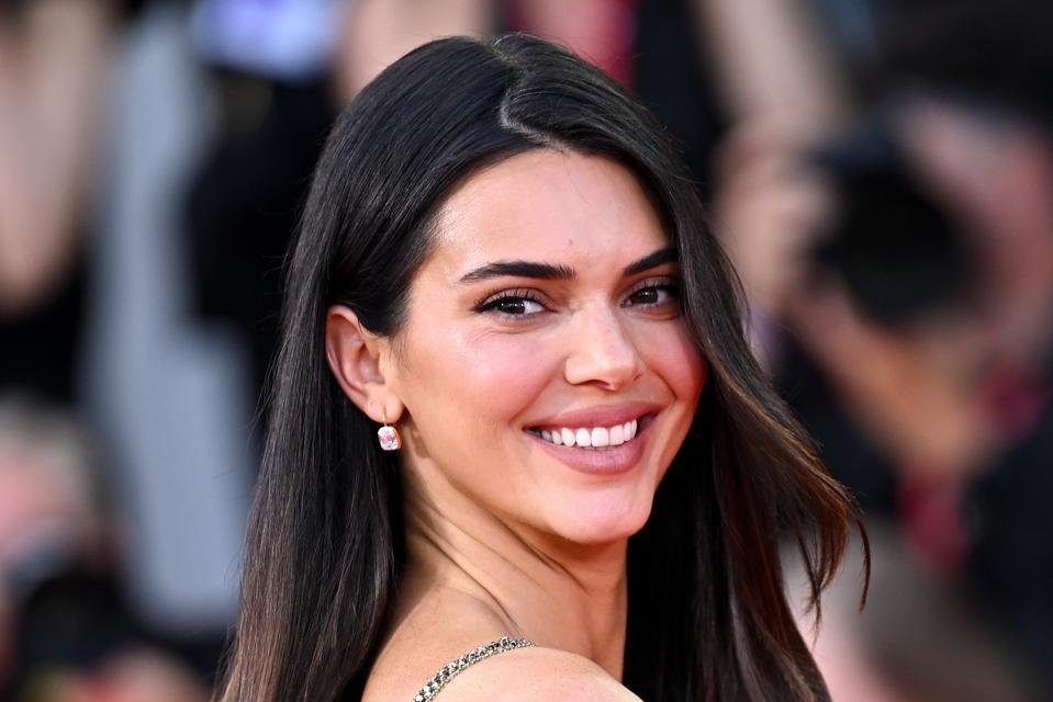 Kendall Jenner with natural make-up on the Venice red carpet